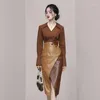 İş Elbiseleri Sonbahar Kış Kış İki Parça Seti Kadınlar V Yez Gömlek Tops PU Deri Kalem Etekler Ofis Lady Runway Takip Outfist D232