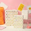 Envoltório de presente ouro vermelho ponto impressão saco de papel kraft com alças 12 pçs/lote branco meninas festa de aniversário decoração doces simplicidade bolsas