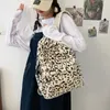 Школьные сумки женская мода леопардовая печать, выпечатанная на задний план осенний зимний плюшевые дамы повседневные манипулирующие рюкзаки