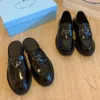 Designer Monolith Skor Dam Svart Glänsande Läder Tofflor Spetsiga tå Plattform Loafers Gummi Plattform Fritidsskor Chunky Rund Toe Sneakers