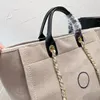 Colección France Womens Canvas Beach Shoppong Bolsos Coin Poche SHW Deauville Cadena Bolsos de hombro Asa superior Totes Gran capacidad Equipaje de viaje 37X30CM