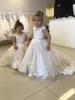 Flickaklänningar Fatapaese Flower Girls Dress Kids Size 2 till 14 Party Children's Bridesmaid Gown Lace Tulle V Neck Vestido Infantil Menina