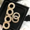 Tasarımcı Broşlar Kadın Lüks Altın İnci Broş Markası Büyük Mektup Göğüs Müdür Erkekler Düğün Göğüs Mücevherleri Mücevher Elbise Aksesuar 2302013QS
