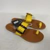 Sandaler 2023 Designer Summer Beach Leather Slippers Women Plat T-Strap Fashion Simple Luxury