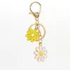 Keychains Cute Color Small Daisy Pendant Keychain Car Backpack Buckle Men And Women Daily Necessities Gift Alloy 2023