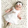 Flickans klänningar Sommarkläder 0-24m Spädbarn Nyfödd Baby Girl Lace Dress ärmlös Bowknot Rib Solid White Shift Klänning Pannband