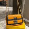 2023 New Evening Bags Baguette Bag Crossbody Bags 여성 어깨 핸드백 두 컬러 스 플라이 싱 체인 지갑 골드 하드웨어 버클 내부 구획 zip 포켓 지갑