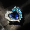 Fedi nuziali Anello femminile a forma di cuore Personalità di fascia alta Blu scuro Multicolor CZ Gioielli Accessori per spettacoli teatrali Regalo