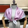 2023 designer de moda mulher lenço de seda letra de cabeça para a cabeça da cabeça de pequeno lenço de cabeça variável Acessórios para acessórios de atividade presente