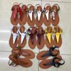 Sandaler 2023 Designer Summer Beach Leather Slippers Women Plat T-Strap Fashion Simple Luxury