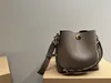 Bolsos de noche 23 Nueva moda Vintage Hebilla de bloqueo Perilla de gran capacidad Cubo Mano Conocimiento de embarque Bandolera de hombro Temperamento femenino