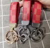 Kreativitet Presbyopia Print Car Keychain Bag Pendant Charm Jewelry Keyring Holder For Men Gift Fashion Pu Leather Flower Grid Designer Metal Key Chain Accessories