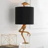Lampes De Table Postmoderne Designer Résine Poulet Doré Lampe Pour Salon Chambre Tissu Art Déco Bureau Debout Lumière LED Luminaire