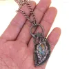 Hänge halsband Böhmen oregelbunden flash labradorite sten vintage med antik bronsbåge halsband