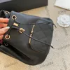 22B Italy Klassischer schwarzer Eimer-Rucksack für Damen, Mini-Kaviar-Leder, Diamant-Gitter-Geldbörse, Outdoor-Sacoche, modische Straße, Luxus-Designer-Handtasche in Schwarz, 20 x 19 cm