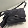 Tasarımcı Yeniden Alış Üçgen Sini Büyük Kare Naylon Crossbody Çantalar Çanta Debriyajı Omuz Kayışı Menen Cüzdan Postacı Tates Satchel Hobo Bag Yumuşak