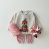 Roupas Conjuntos da Coréia Crianças Roupas fofas Conjunto de meninos meninas Presente Urso Solestpullon calças de corredor 2pcs Suit de algodão crianças roupas de bebê 230201