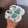 Baby First Walker Shoes Covere Toes Soft Loop Loop Sandals для мальчиков и девочек дышащая повседневная детская мода 2022 Летняя новая 0202