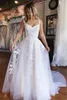 2023 splendidi abiti da sposa abito da sposa Applique in pizzo fuori dai cinghie di tulle di spalla una linea Copertura di bottoni coperti Spazza