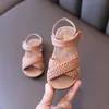 Novedad de verano, zapatos tejidos de princesa coreana de fondo suave para niños pequeños, sandalias de gladiador antideslizantes para niñas y bebés