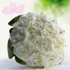 Fiori decorativi Bouquet da sposa bianco Petali di rosa artificiali Materiale espanso Mani che tengono bouquet da sposa 2023