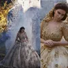 2023 Altın Bir Çizgi Gelinlik Mücevher Boyun Yarım Kollu 3D Çiçek Çiçekleri Dantel Kristal Boncuklar Vintage Boho Gelişleri Seksi Gelinler İçin Seksi Açık Açık Süpürme Tren Elbise