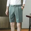 Herr shorts 2022 veckade män sommarvita koreanska mode casual wear kläder andningsbara komfort smal passande Bermudas Y2302