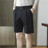 Herr shorts 2022 veckade män sommarvita koreanska mode casual wear kläder andningsbara komfort smal passande Bermudas Y2302