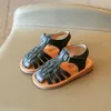 Sandaler Sandalias Nya sommarflickor Sandaler Vintange Weave Solid Stängd tåsko för barn Girl Casual Breatble Beach Sandaler Shoe