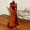 Orangefarbene Samt-Abendkleider, abnehmbare Schleppe, Perlen, gerüscht, formelles Kleid, hoher Kragen, arabisches Dubai-Moslem-Abendkleid