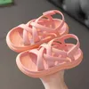 Sandaler Nya sommarlittra flickor Sandaler blommor Enkla härliga rosa barn Småbarn Baby Soft Leisure School Girl Shoes