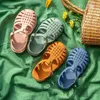 Cozulma barn eleganta strand sommarskor barn flickor söta stängda tå väver sandaler cm