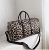 Duffel Bags 2023 Mulheres PU Bolsa de viagem de couro carrega com bagagem de leopardo bolsa de grande capacidade