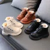 Zapatillas de deporte para niñas, botas cálidas, zapatos cómodos de moda para niños, botines informales de felpa para fiestas, botines de invierno para niños, 230202