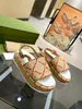 2023 أحدث الأزياء السميكة السفلية Slippers Classic Womens Right Deye من خلال عملية جلد الغنم طباعة النعال متعددة الاستخدامات مع صندوق