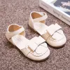 Skórzane buty dla dzieci na wiosenne lato nowy w stylu koreańskim palców u stóp dla dzieci mody dziewczęta swobodne sandały bez poślizgu