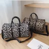 Duffel Bags 2023 Mulheres PU Bolsa de viagem de couro carrega com bagagem de leopardo bolsa de grande capacidade