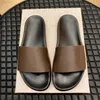 pantuflas pantuflas Chanclas Zapatillas de espuma Sandalias de goma Nuevo para hombres Mujeres Piel de vaca Zapatillas suaves Sandalias de playa Zapatos casuales de lujo marrón negro