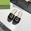 Zapatilla de diseñador para mujer, zapatilla plana, sandalias de cuero suave, sandalia con hebilla de Metal, suela de goma, chanclas para mujer, chanclas de playa de verano, tamaño