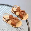 Pojkar romerska sandaler 2023 sommar nya barn skor mode mjuka sulor vintage liten flicka enkel fransk stil fast färg unisex sko