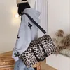 Duffel Bags 2023 Mulheres PU Bolsa de viagem de couro carrega com bagagem de leopardo bolsa de grande capacidade