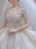 Elegante lange Spitze eine Linie Brautkleider Satin Applique Sweep -Zug Hochzeit Brautkleider mit Knöpfen Perlen Pailletten Perlen Kirche Braut Kleid