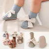 Första vandrare Prewalker Baby Shoes Girl Princess Style Bowknot Strumpor Home Born Crib Boots Moccasins Toddler