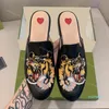 2023 Designer Princetown Slippers Echte lederen muildieren Women Loafers Metalen ketting Comfortabele casual schoen kanten slipper