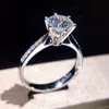 Bague Solitaire 925 Sterling Silver Moissanite Fine bijoux Round Cut 1ct IJ Anniversaire Mariage Diamant s pour Petite Amie Y2302
