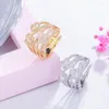 Anéis de casamento Qoolady Fashion Twist Geometry Micro Pave de zircônia cúbica Tamanho ajustável para mulheres jóias de festas de noiva F089