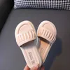 Slipper 2022 New Plateed Slippers for Girls Kids Fashion Summer Summer Simple Flat Open Open Open Brindals 0203