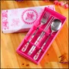 Servis upps￤ttningar EcoFriendly Safety Rostfritt st￥l Tabeller Set Kinesiska ord Kampanjg￥va Threepiece Chopsticks Spoon Fork Dro DHPA1
