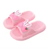 Pantoufles Nouveaux enfants Pantoufles D'été Filles Bébé Mignon Intérieur Enfants Mode Bain Antidérapant Fond Mou Parent-enfant Garçon Chaussures De Plage Plat