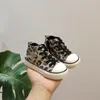 Primeros caminantes 2023 otoño zapatos de bebé cuero leopardo niño niño niña zapatillas suaves cómodo antideslizante infantil